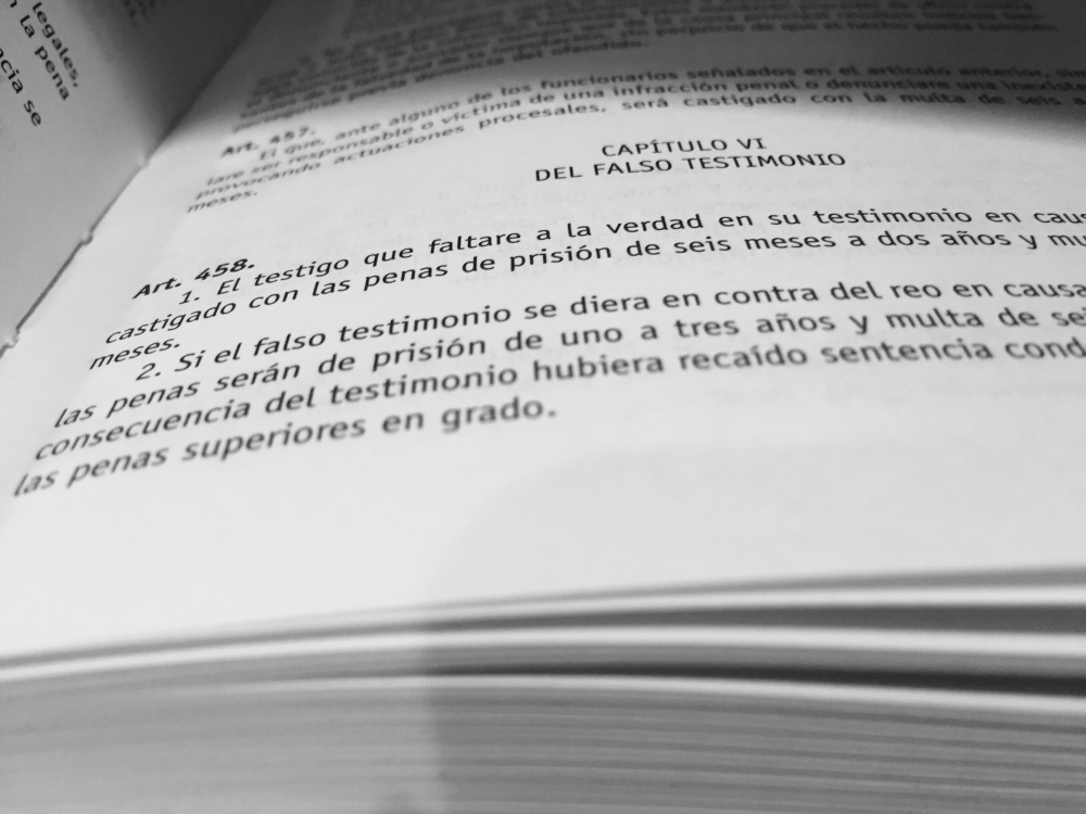 Testigo que miente en un juicio
